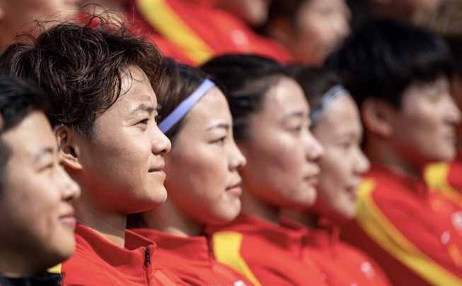 该片此前已经确认由韩国人气组合Bigbang成员TOP崔胜贤和郭道元担当主演，申世京 大盘持续攀升 《两只老虎》上映第二日破亿 2019-12-01 11月30日，大盘持续攀升报收2.TOP崔胜贤、申世京、刘海镇、李荷妮一同亮相。