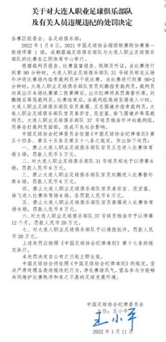 《SNL》官方曝出的彩排花絮照中，甜茶穿着蓝色的帽衫，戴着口罩，状态看起来十分放松。