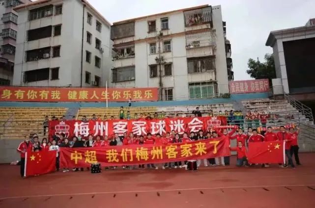 走进“山水间的家”，探发展品乡愁 2022-12-19 《日暮归乡》首曝概念海报 70载乡愁滋味催人泪下 2019-04-26 近日，我国目前首部聚焦台湾老兵同胞的纪录电影《日暮归乡》发布首款概念海报，一湾海峡，一轮圆月，一个胜似千言万语的背影，将两岸同胞血浓于水的亲情，和60万台湾老兵渴盼团圆的乡愁滋味娓娓道来。