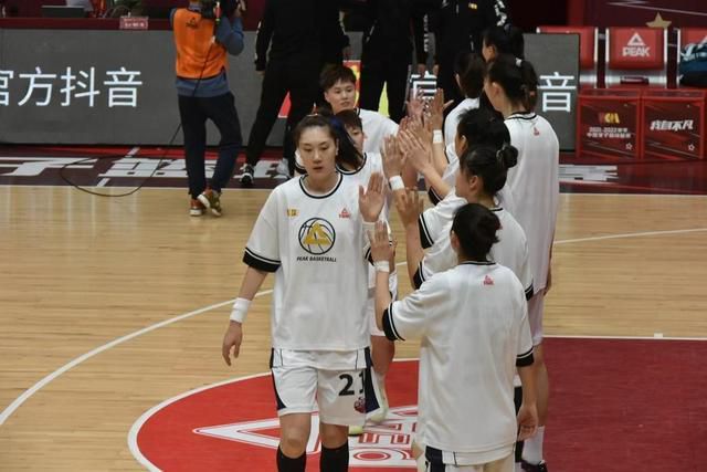 郭书瑶露胸短裙可爱亮相 称赞林依晨为心中女神 2013-08-23 由郭书瑶所主演的两部电影《志气》、《大野狼和小绵羊的爱情》顺利通过金马第一阶段初选，演技大跃进获得一致好评，瑶瑶兴奋表示：“很开心，感谢大家的肯定。