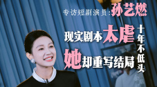 “若曦”刘诗诗戴可爱耳帽现身，与“四爷”甜蜜登机。